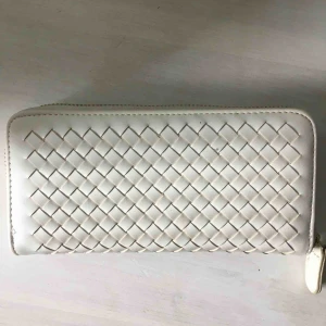  - Mycket snygg plånbok som även kan fungera som en väska🤩 Används tyvärr inte längre och säljer därför den. Kan mötas upp eller frakta, frakt tillkommer då🎀