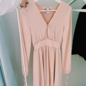 Klänning - Säljer denna ljus/gammalrosa klänningen som jag hade på min skolavslutning! Så så fin verkligen & är endast använd 1 gång. Nyskick! Frakten är inräknad i priset