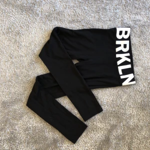 Tights med högre midja, H&M, strl: 152 - Svarta tights, med någon tjockare tyg. Ganska hög midja med tjockt resårband och tryck. Storlek 152-158, från hm endast använda ett fåtal gånger. VID INTRESSE sms till 0733897887. 50kr+evt frakt om inte mötas upp i Göteborg eller Kungsbacka.