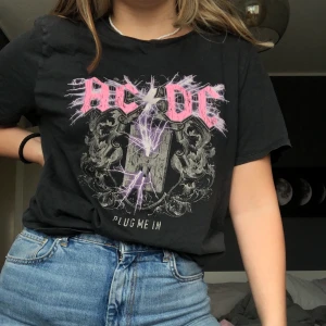 Snygg t-shirt från h&m med ACDCtryck - Supersnygg tshirt med ACDCtryck. Kommer tyvärr inte till användning säljer därav. Köparen står för frakt.