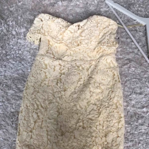  - Jättefin ljusgul klänning från Nelly. 