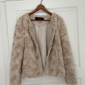 Pälsjacka  - En beige pälsjacka från vero Moda. Knappt använd. Men har fått lite missfärgningar på innsidan av mina Jeans längst ner så det syns inte jätte utanpå 
