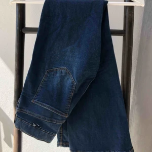  - Säljer dessa super fina och populära bootcut jeansen från drdenim i modellen Soniq vilket är en smalare bootcut. Super fint skick! Nypris 500kr