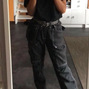 Snickarbyxor - Snickarbyxor. Många fickor. Har lite färgstänk på sig som KANSKE kan tas bort. Bra kvalité! (Frakt tillkommer)