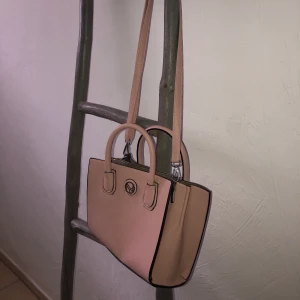 Rosa handväska - Väldigt fin handväska, använd endast en gång så den är så gott som ny. Frakt ingår