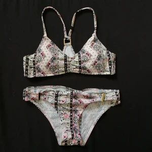 Cubus bikini size S - Bikini from Cubus in black/white/pink aztec print. Size S in regular fit. The top has removable padding and no button.