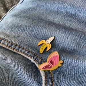 Sötaste broscherna!  - Säljer detta söta små broscher! En för 10 kr & två för 15 kr! 🤍🧚🏻‍♀️⚡️🦋 En super gullig banan & en super fin fjäril! Gratis frakt!! 🤍⚡️Skriv för frågor🦋🦋