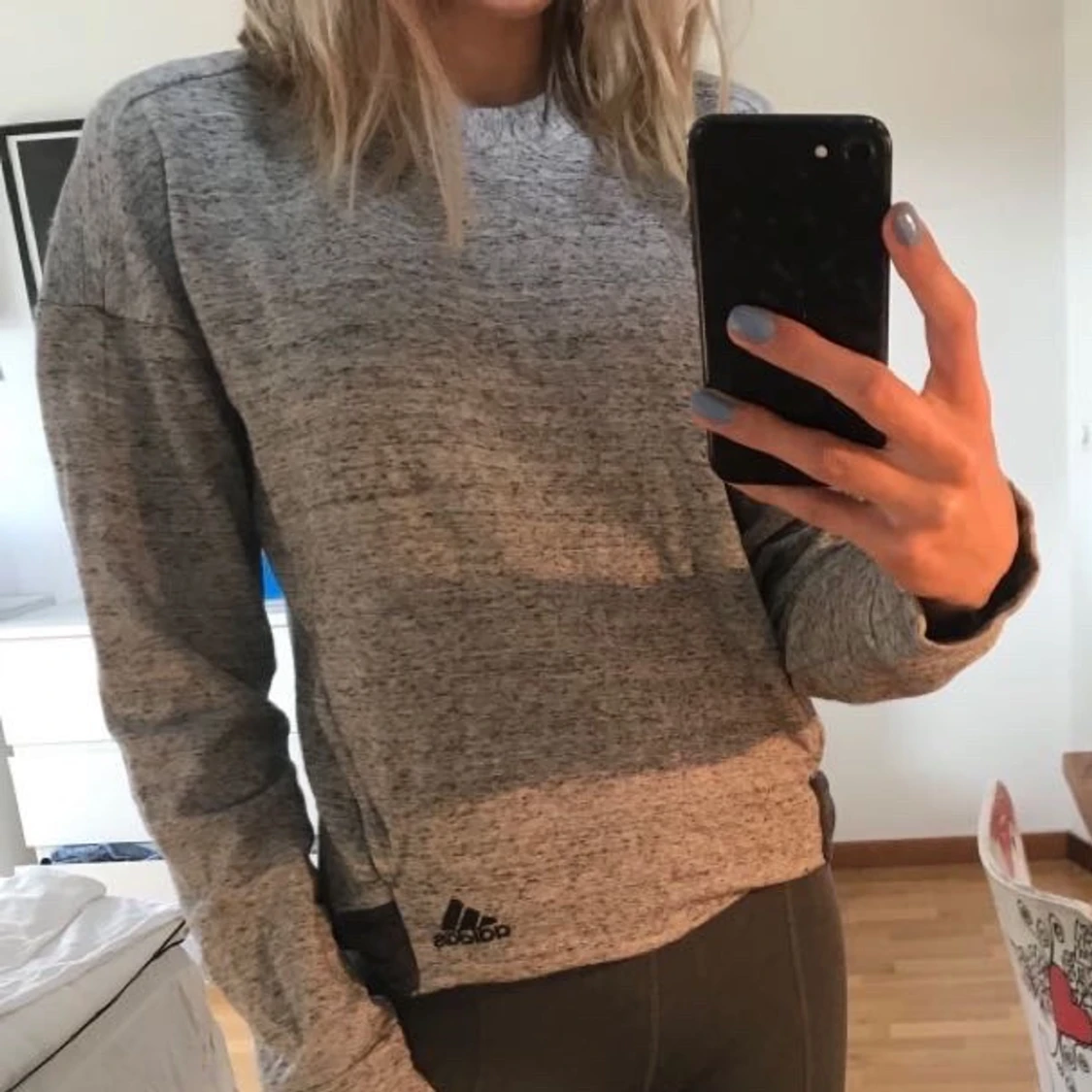 Grå tjocktröja från Adidas med ficka - 90