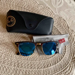 - Jättefina Ray Bans med bruna bågar och blått glas💙 lite repor på glaset, därav det låga priset! Reporna är inget som märks av när man har på sig dem!