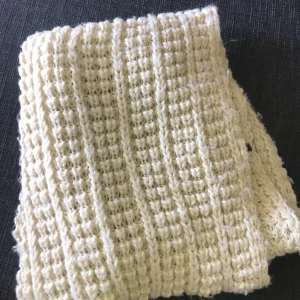 Stickad Halsduk - •En tjock o varm halsduk från Åhlens.                                •Använd några gånger men i bra skick. Frakt ingår.