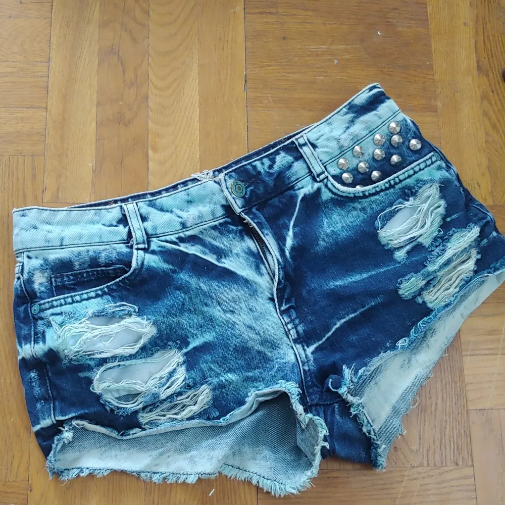 Tie dyed Shorts från gina tricot. Passar inte riktigt på mig men sjukt coola! Storlek 38. Kan träffas i Stockholm eller skicka med post. Frakt tillkommer:). Shorts.