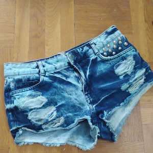 Tie dyed Shorts med nitar - Tie dyed Shorts från gina tricot. Passar inte riktigt på mig men sjukt coola! Storlek 38. Kan träffas i Stockholm eller skicka med post. Frakt tillkommer:)