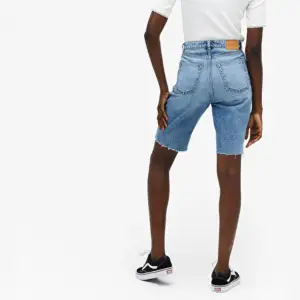 High-waist denim shorts från monki i storlek 36 sökes!