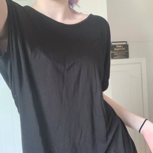 Långklänning med slit  - En svart långklänning i världens mjukaste matrial och den har två slits vid benen. Funkar både till S och L, jag själv är M