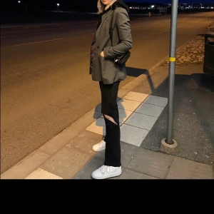 Grå kavaj - Grå kavaj med lila inuti skriv för fler bilder, sååå himla snygg och piffar verkligen upp en trött outfit 