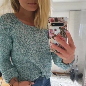 Stickad tröja från Nelly - Fin stickad turkos-blå-vit tröja från Nelly! Tröjan har långa bra ärmar och fin båturringning. Strl S