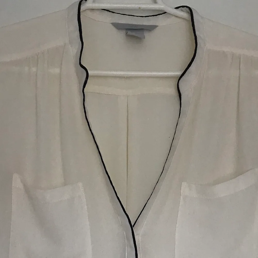 Semi transparent blouse, v neck with black details. Blusar.