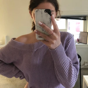 stickad tröja  - jättegullig stickad från gina tricot som iag tuvärr måste sälja pga ingen användning! skriv för fler bilder. 100kr inkl frakt