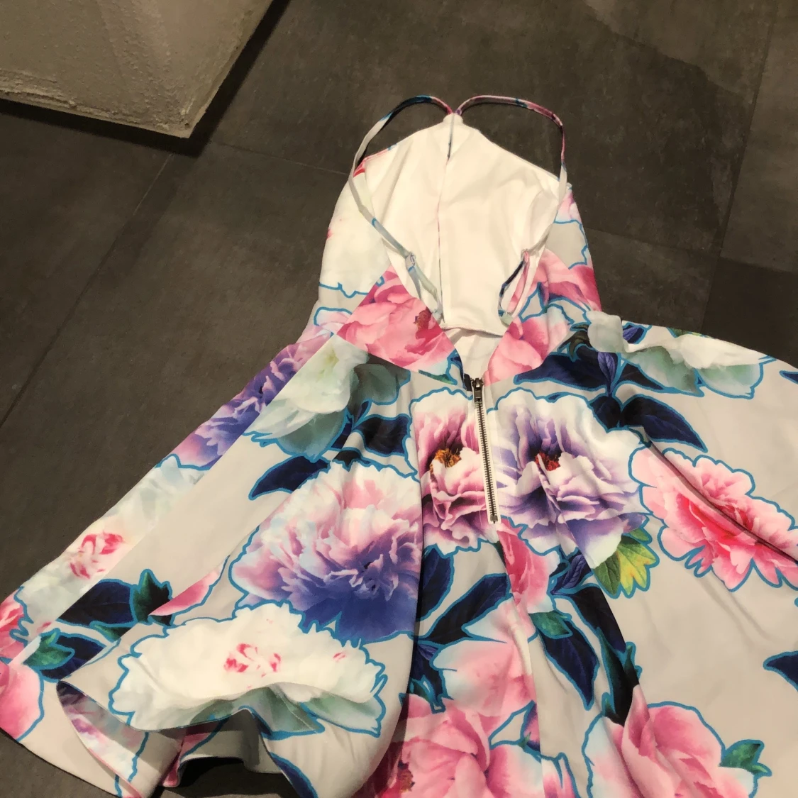 Klänning med öppen rygh - 90