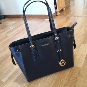 Hand väska Michael Kors - Helt ny Michael Kors väska (oöppnade förpackning). Model: Voyager black Storlek: 39 L, 27 H, 15 B