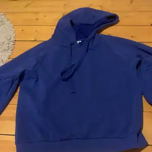 blå hoodie med puffiga ärmar! aldrig använd då jag aldrig får användning för den tyvärr