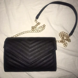 Oanvänd Axelväska - Säljer denna jätte fina oanvända axelväskan✨ säljs pga att den aldrig kommer till användning. Såklart inga slitningar eller fläckar då den endast har stått på mitt rum. 