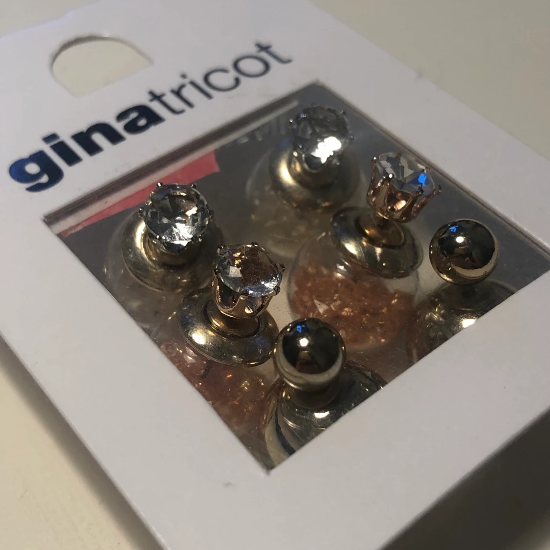 Tre par oanvända örhängen - 90