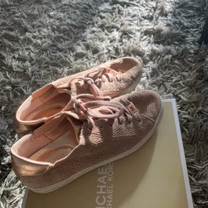 Michael kors skor - Super snygga rosa glittriga sneakers från Michael kors, använda enstaka gånger men rengör de självklart innan jag skickar dem. Skriv om ni har fler frågor :)<3