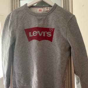 Levis tröja använd fåtal gånger, säljer då den inte kommer till användning längre köparen står för frakten, kan bytas mot annat 😎