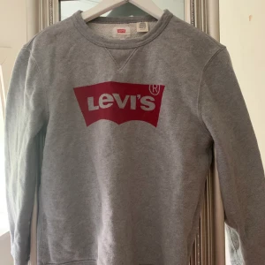 Levis tröja - Levis tröja använd fåtal gånger, säljer då den inte kommer till användning längre köparen står för frakten, kan bytas mot annat 😎
