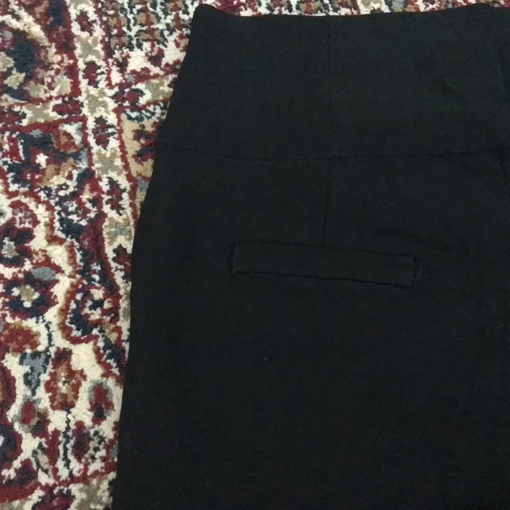 Jag säljer svarta byxor från jeane blush i storlek S, dm för mer info. Jeans & Byxor.