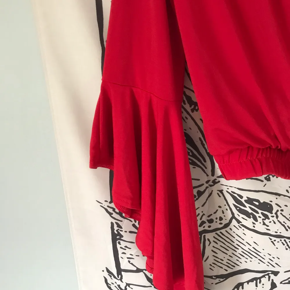 röd thriftad tröja med jättefina utsvängda ärmar från ginatricot ❤️ säljes pga att jag köpte i fel strl. frakt 40kr. Tröjor & Koftor.