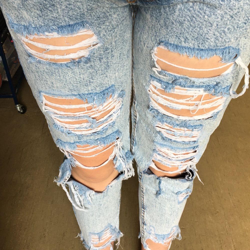 Snygga mom jeans med slitage. Små i storleken och sitter mer som storlek 38. Frakt ingår i priset. . Jeans & Byxor.