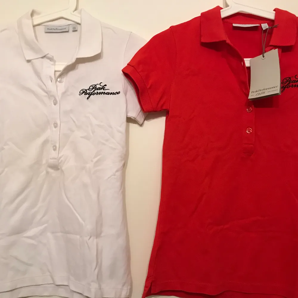 Säljer två helt oanvända peak performance piké tröjor. Båda storlekarna är i xs. Säljer båda för 100 kr. T-shirts.