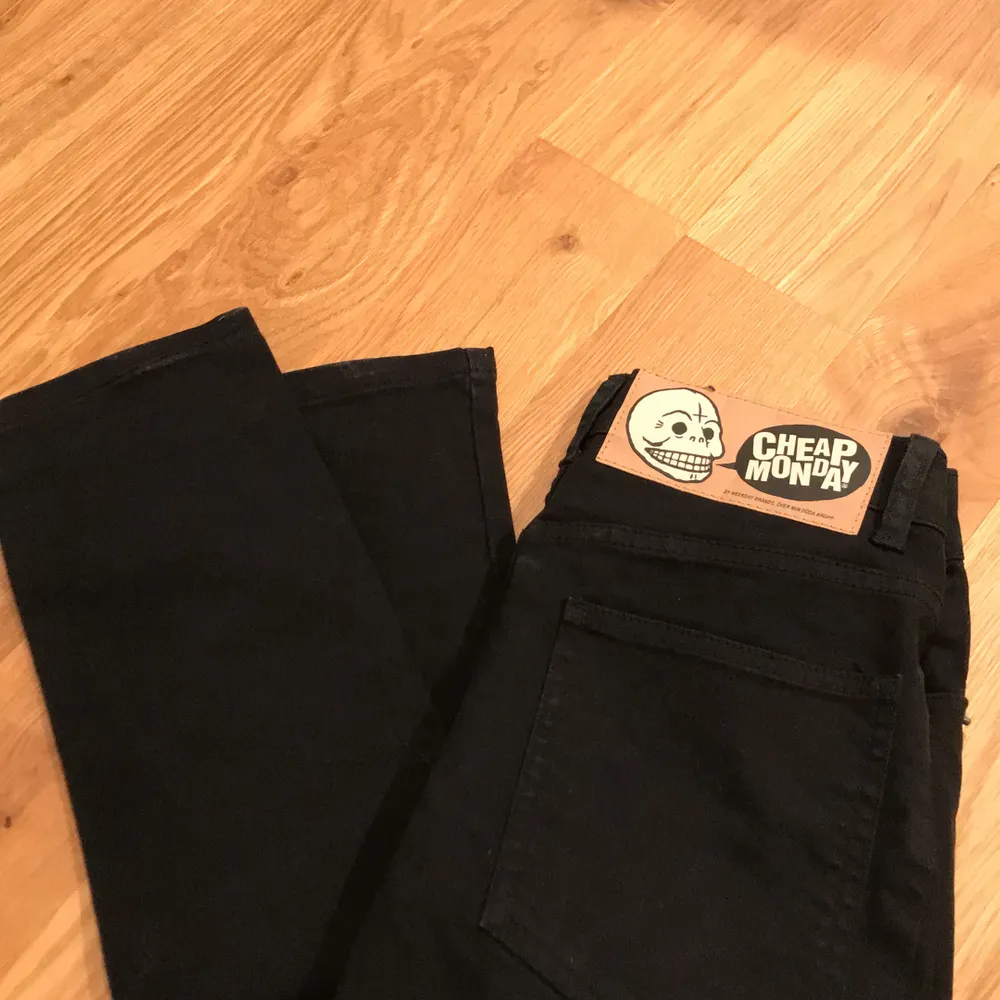 Säljer dessa snygga svarta jeans från Cheap Monday!🖤 De är storlek 27 men tyvärr för små för mig. Skulle säga att de passar XS-S 🥰 Vill bara bli av med dem som buda valfri summa! Originalpris: 400kr🌱. Jeans & Byxor.