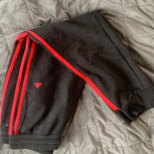 Adidas Byxor - Rosa addidas byxor storlek M   Priset kan diskuteras 💫 köparen trår för frakten 