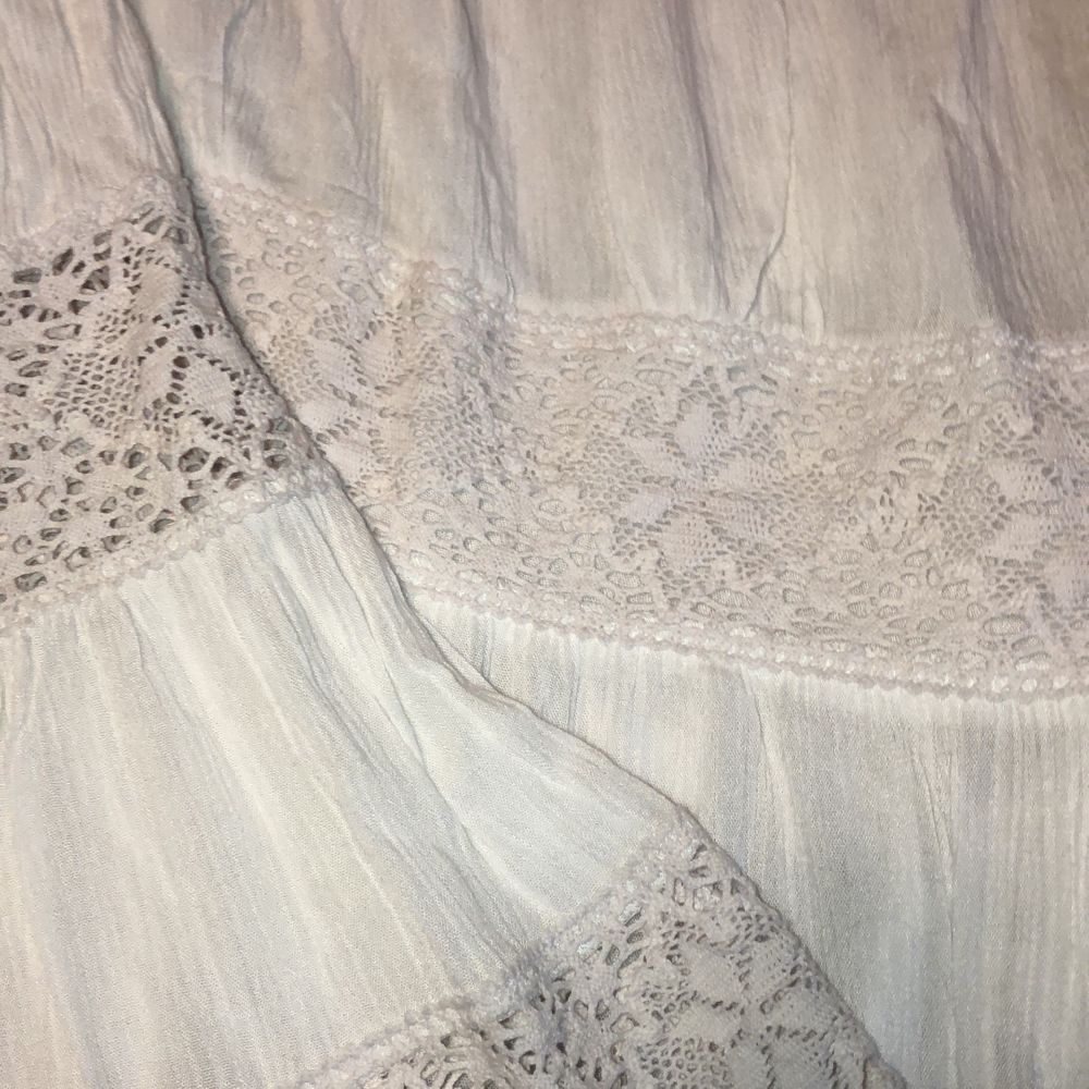 En vit offshoulder-klänning som passar perfekt till skolavslutningen eller studenten! Strl M. Använd en gång, där av i nyskick. 300kr men priset kan även diskuteras. Köparen står för frakten. Om fler bilder önskas är det bara att hojta till🌸. Klänningar.