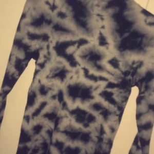 Helt ny tröja med polograge - Jag säljer en helt ny tröja som är i storleken S endast testad en gång men nu säljer jag den då den inte kommer till användning ☺️ Frakt tillkommer💕 kan skicka mer bilder de ba o fråga