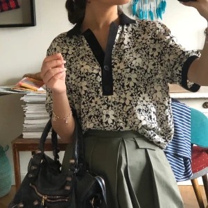 Supersöt blus  - Jättefin blus från Arket, knappt använd. 