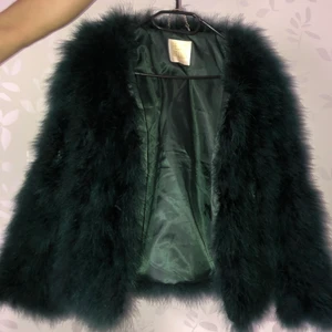 PELLOBELLO fjäderjacka - Säljer min mörkgröna PELLOBELLO fjäderjacka som är helt oanvänd, fick den som present förra året men har inte använt alls. Den sitter jättebekvämt då det är sidentyg på insidan🤩✨ Den har små knappar så man kan stänga den helt! Nypris på ung. 2500kr.