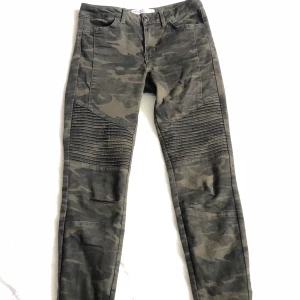 Ascoola militärbyxor - Svincoola byxor från ZARA, storlek 34 💘 Har använt endast ett fåtal gånger, så i väldigt bra skick Kan mötas upp i Örebro, annars frakt på 63kr! 