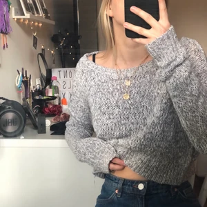 Croppad stickad tröja vit/grå - En ljusgrå och vit croppad stickad tröja ifrån Hollister. Bra skick. Strl XS. Långa armar. 