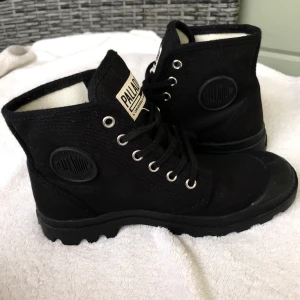 Palladium skor - Svarta palladiumskor som endast är använda 2 gånger och är som nya!! Säljer pågrund av att dom är för små för mig och att jag vill köpa nya i större storlek!!  Snygg sko att ha på alla årstider ☔️❄️☀️ Frakt tillkommer 📦 