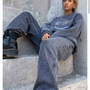  - Säljer motelrocks slutsålda sett!! Xs i byxor, passar nog xxs - m beroende på hur man vill att dem ska sitta. Tröja i S ( samma där) HELT OANVÄNT 