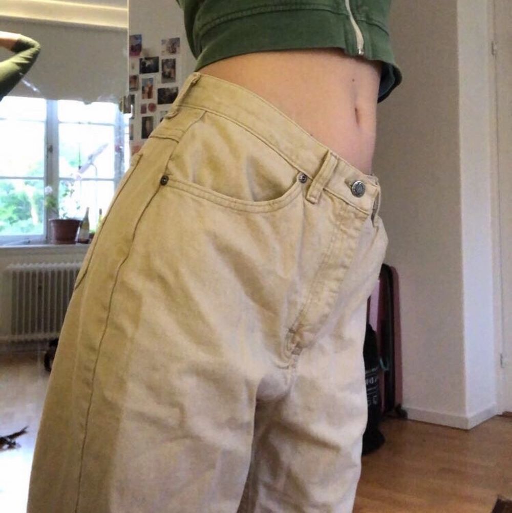 Beige jeans ifrån beyond retro för ett år sen! Märket är ett gammalt retro märke. Dom är tyvärr för långa för mig. Men skitsnygga! Innerbenssömmen är 75 cm och midjemåttet är 78 cm. Har en massa mer bilder!  Kan mötas upp i Stockholm eller frakta💘. Jeans & Byxor.