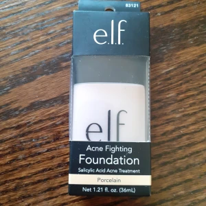 Foundation  - En oöppnad förpackning foundation i färgen porcelain. 20 kr!