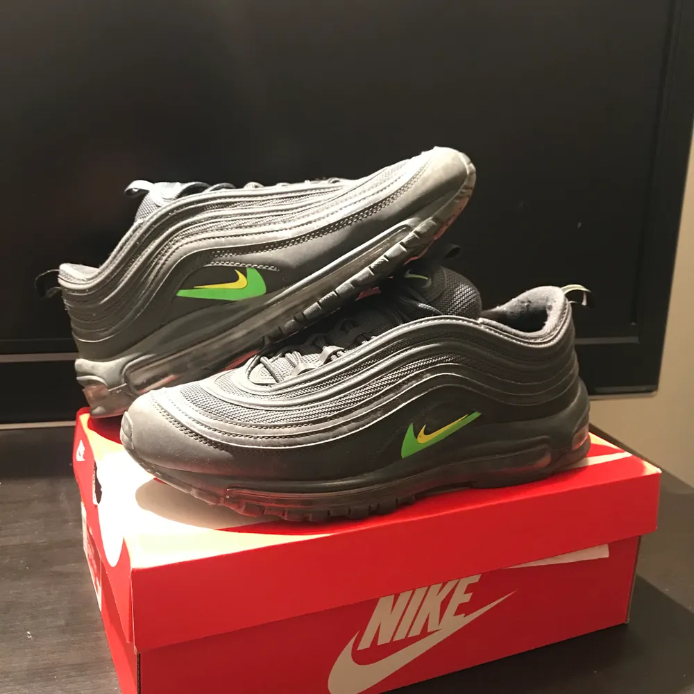 Helt nya Nike air Max 97:or Köpta från zalando för 1400  Original pris är 2200. Inget fel med skorna, dem har varken repor eller skador på sig, helt nya och använda ett par gånger . Skor.