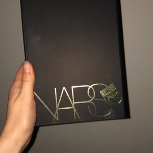 Nars box - Ny äkta nars box! Funkar perfekt till presenter eller lägga smink! Sååå fint! Utanför är boxen en svart matt färg🥺