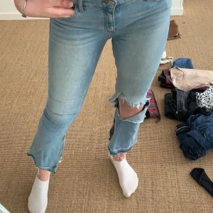 Snygga kickflare jeans - Snygga i princip oanvända jeans ifrån mango med ett hål på ena knäet.