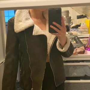 Grön bikerjacka i mocka imitation  - Inköpt på HM för 650kr